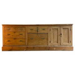 Antique Country House Dresser Sideboard en pin:: 19ème siècle Angleterre:: circa 1870