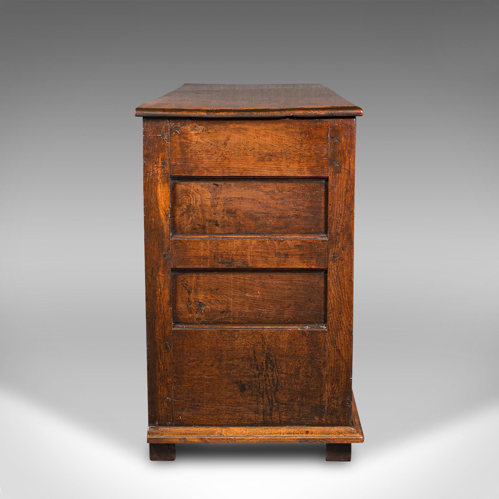 Antiker Country-Housekeeper-Schrank, englische Eiche, Kommodensockel, georgianisch, 1800 (Britisch) im Angebot