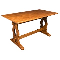 Table de cuisine de style victorien anglais, 4 couteaux, petit déjeuner, soucoupe