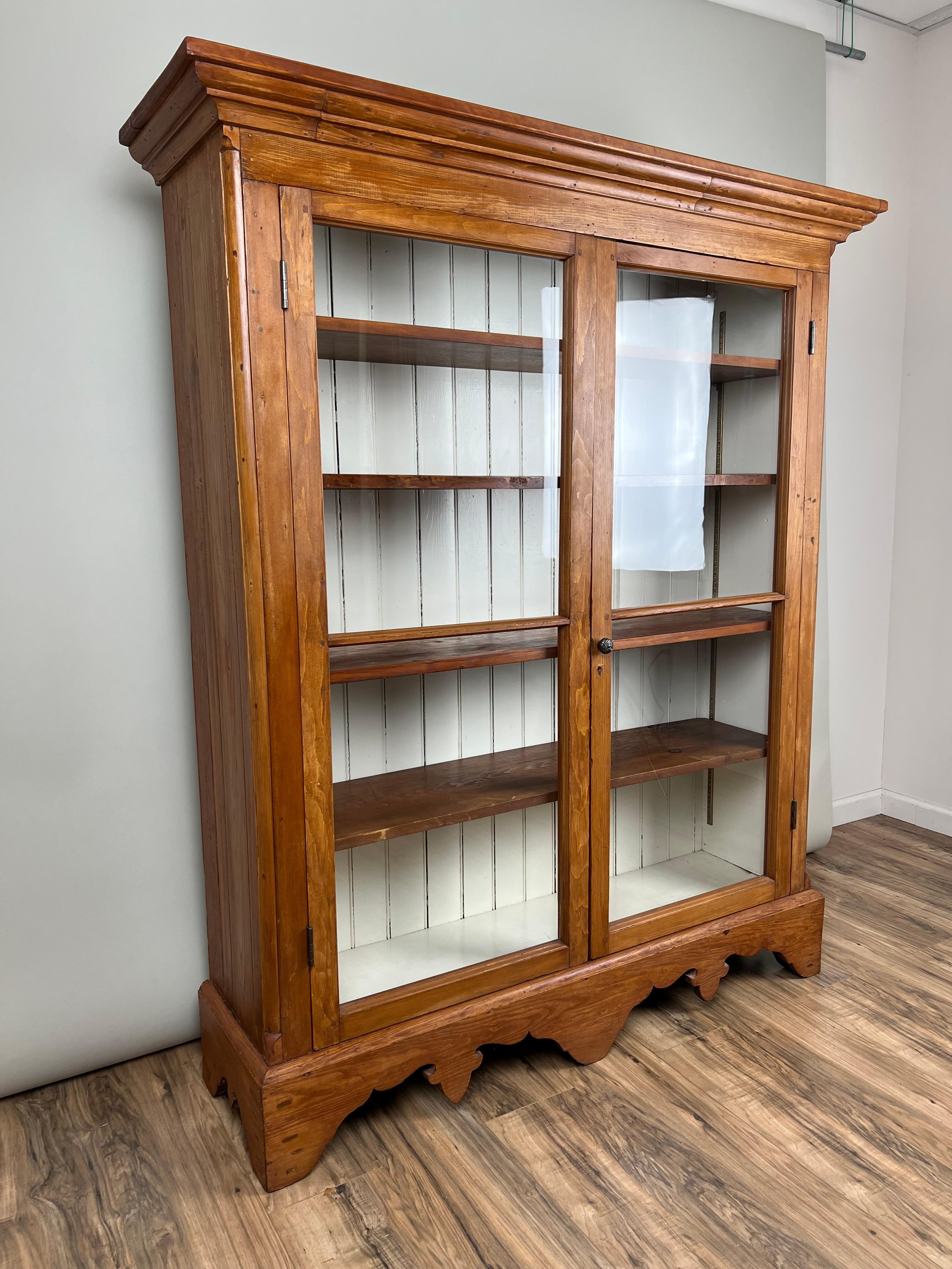 Antike Land Kiefer Glastür Bücherschrank c. Mitte 19. Jahrhundert im Angebot 4