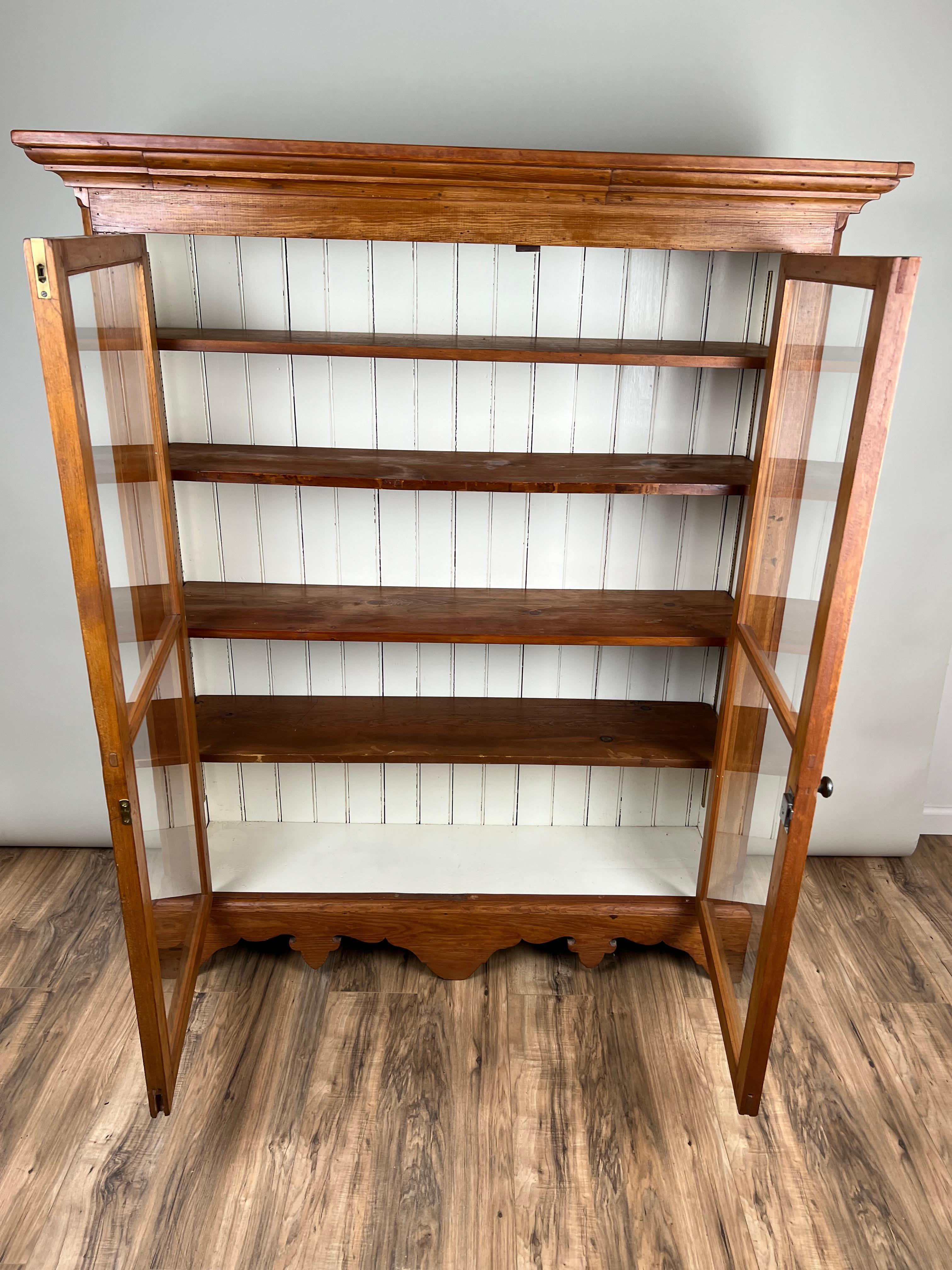 Antike Land Kiefer Glastür Bücherschrank c. Mitte 19. Jahrhundert im Angebot 2