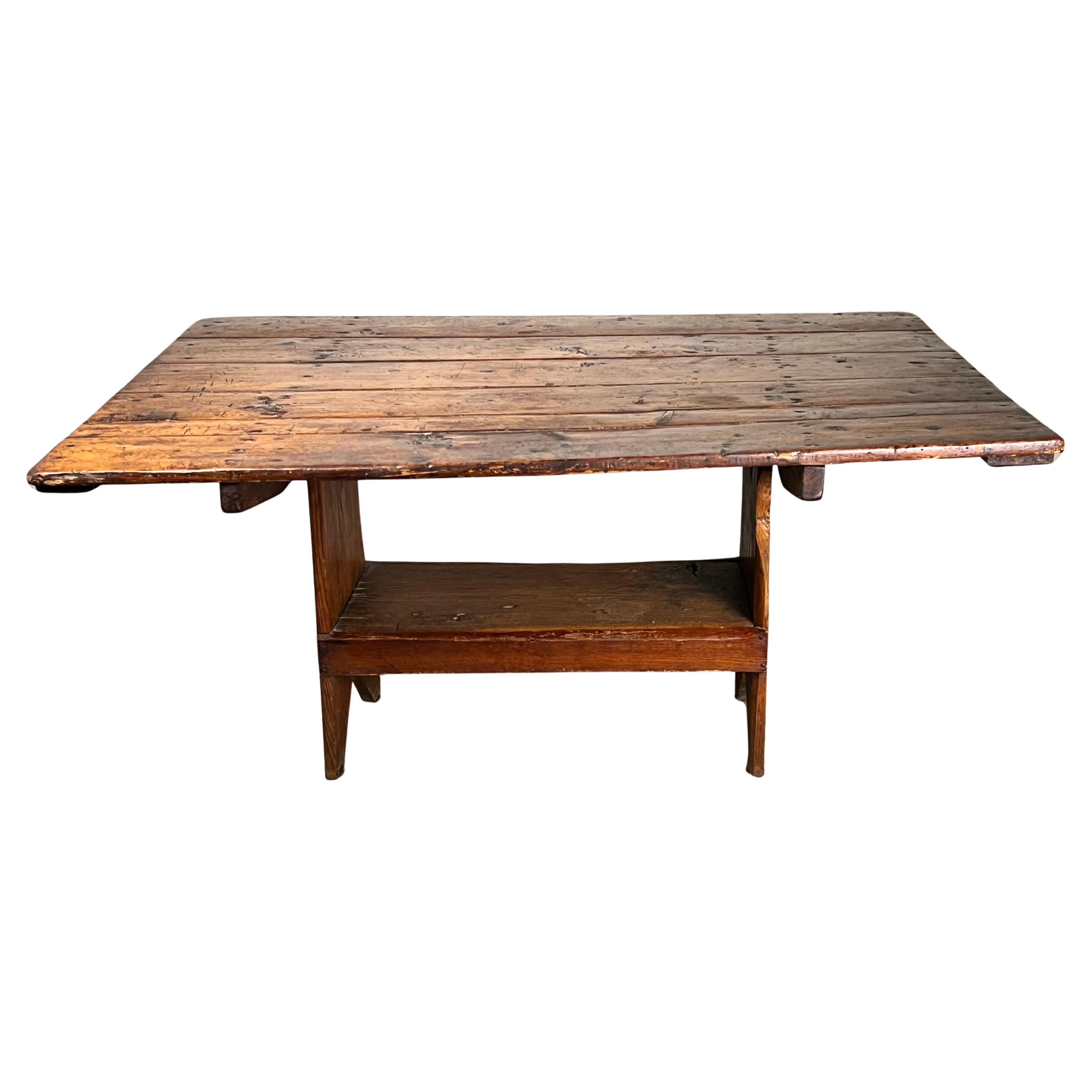 A.I.C. C
est une ancienne table à huche en pin avec un plateau à six planches, c. 18ème siècle. en vente