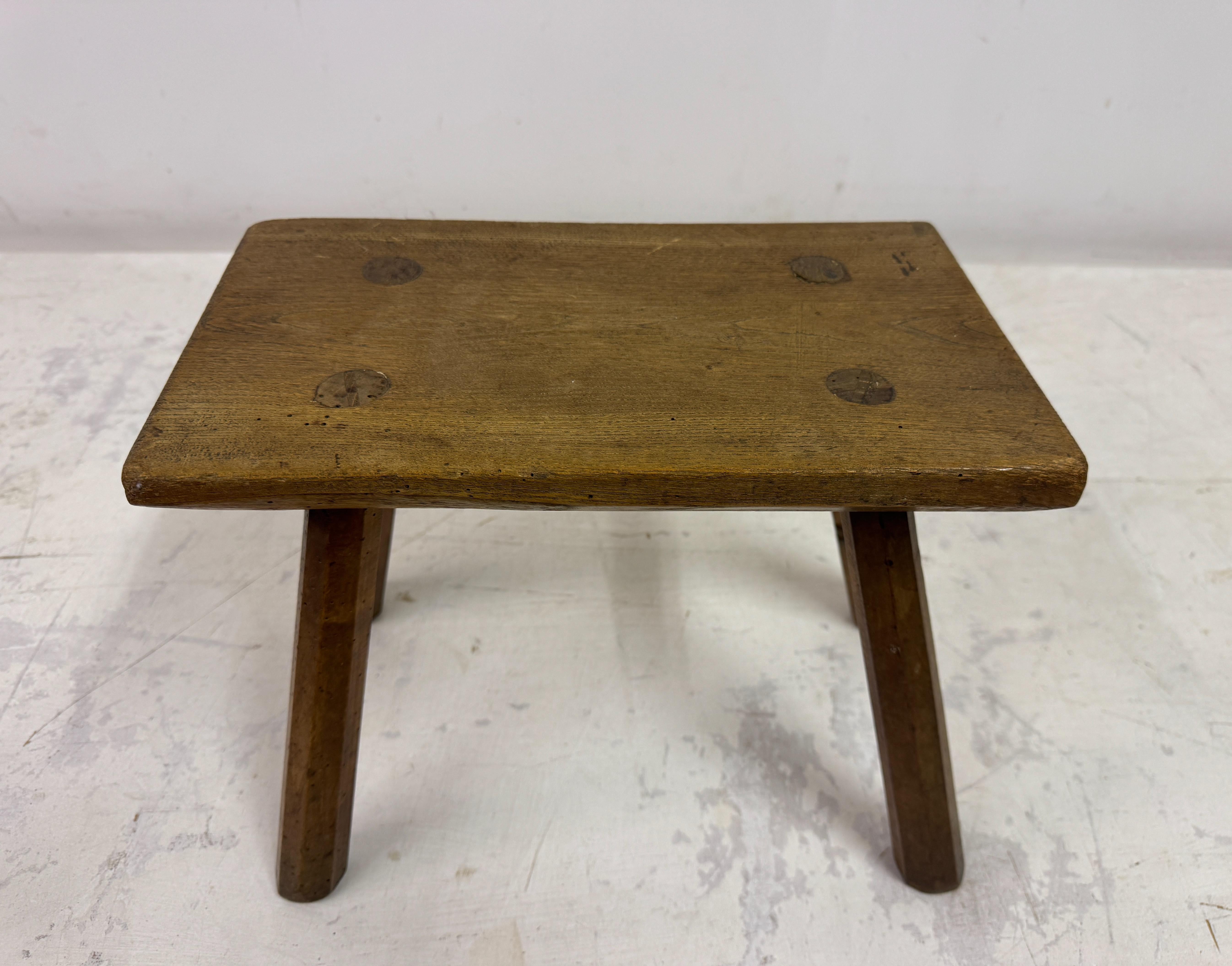 Sgabello antico in olmo

Un umile trionfo di utilità e fascino del tempo, questo sgabello antico, realizzato in olmo, porta con sé la tranquilla eleganza di una lavorazione onesta. Le sue quattro gambe strombate sono semplicemente incastrate in una