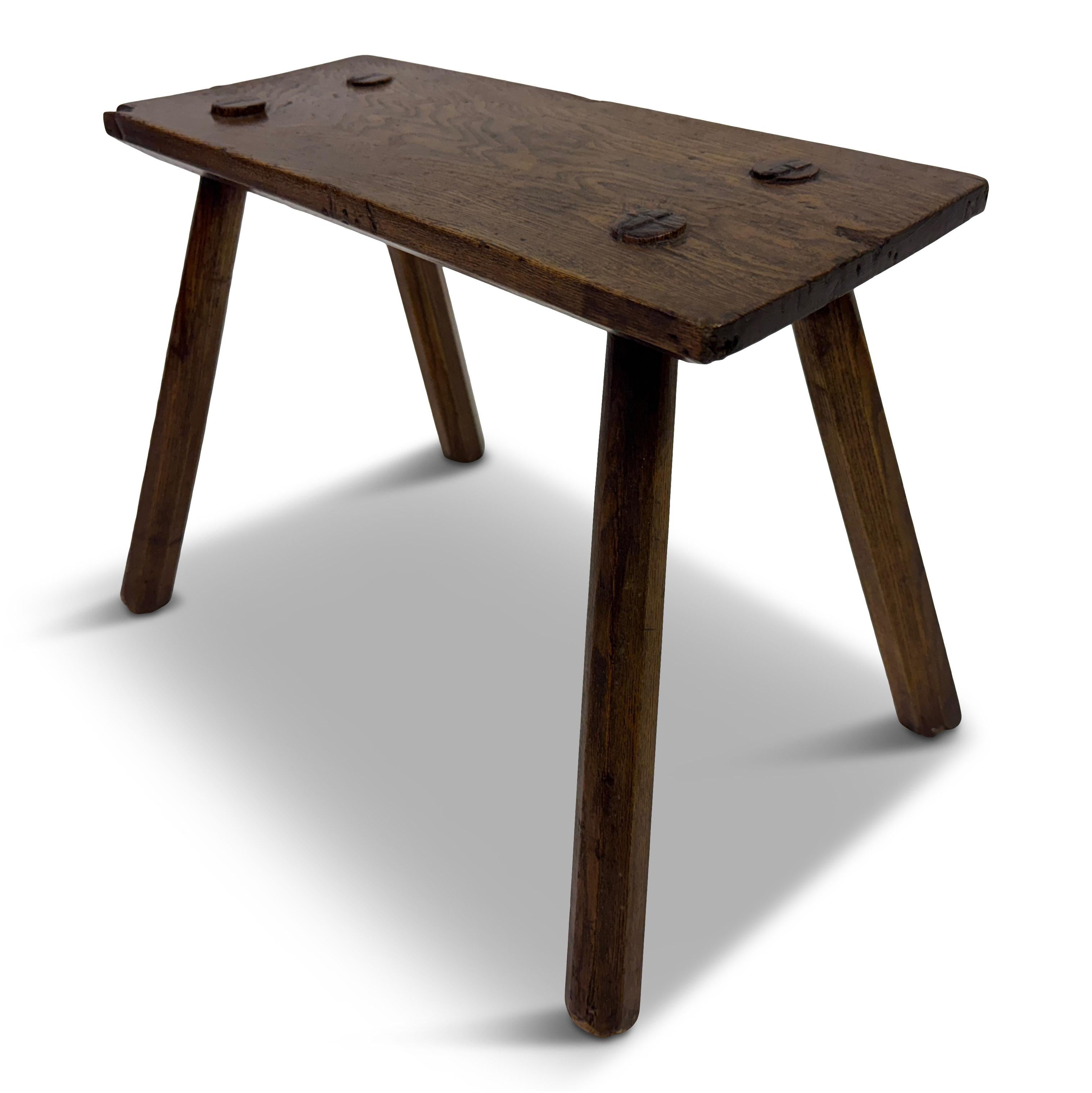 Sgabello antico in olmo

Un antico sgabello a quattro gambe di carattere, probabilmente inglese e realizzato in olmo, con una superficie ricca e ammorbidita dal tempo che rivela la bellezza delle sue venature e della sua età. La seduta è