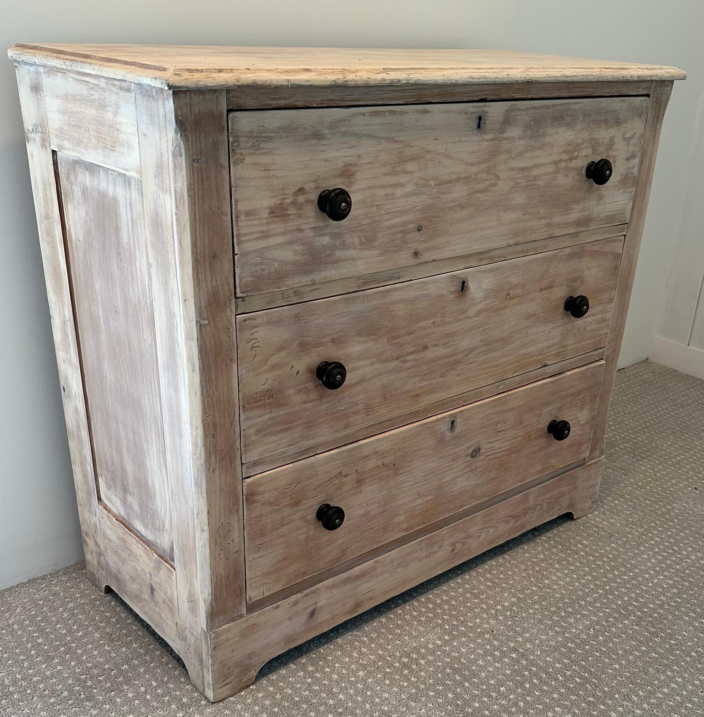 Antique Country Style English Commode In Good Condition For Sale In Sheffield, MA