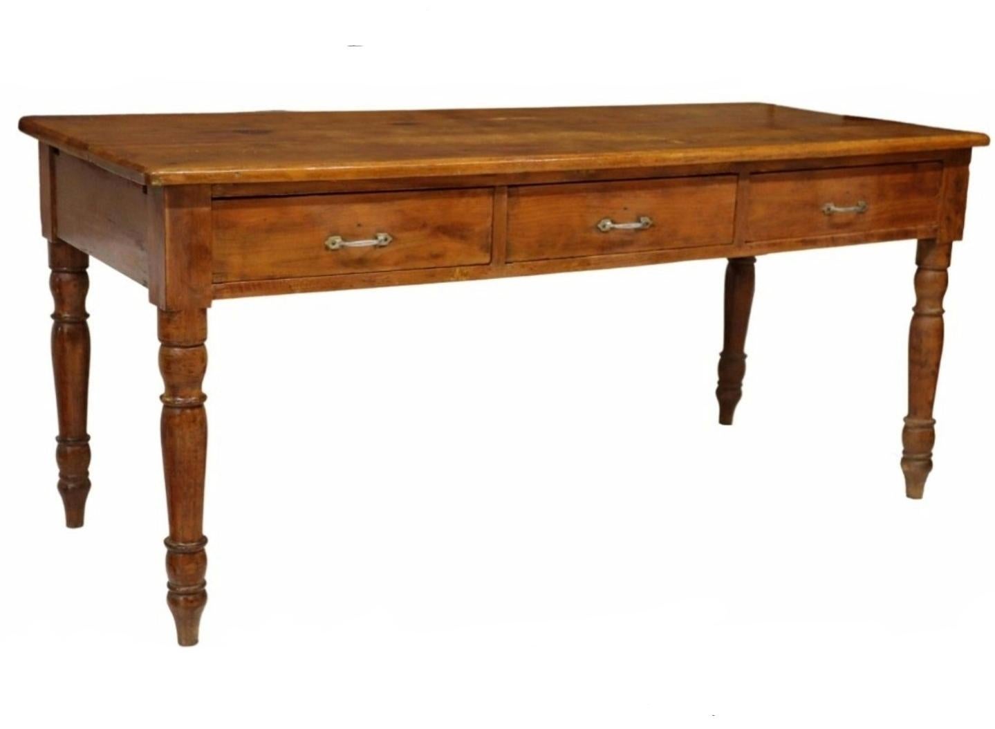 Une étonnante table à rallonge rustique de ferme française avec une patine d'ancienneté. circa 1840
 
France provinciale, 19ème siècle, période Louis Philippe (1830-1848), construction artisanale en pin massif, avec un plateau rectangulaire