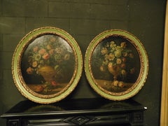 Couple de peintures ovales antiques:: motifs floraux:: cadre en bois:: 1700:: Italie