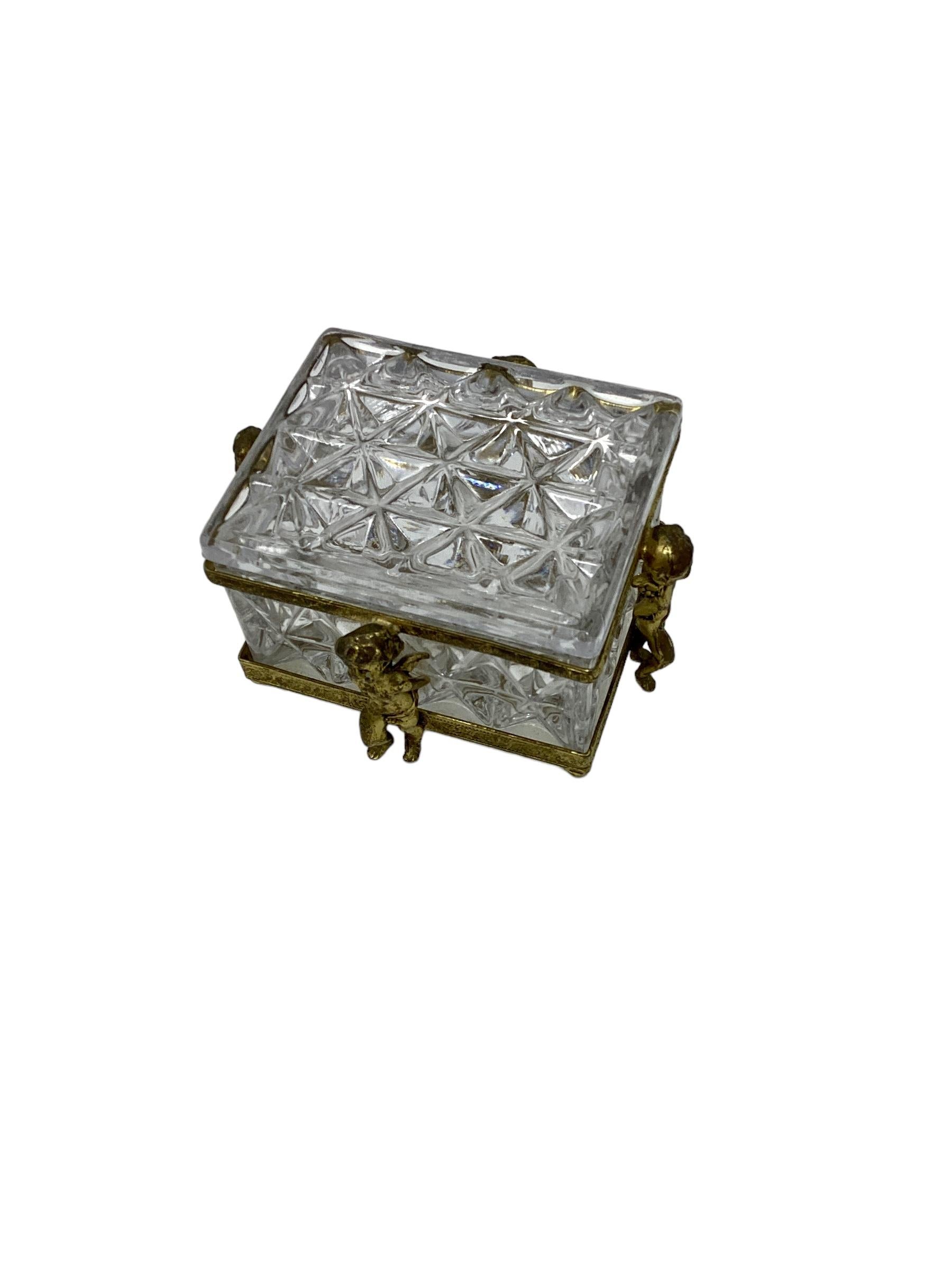 Bronze Antique puttis ailé en cristal recouvert en vente