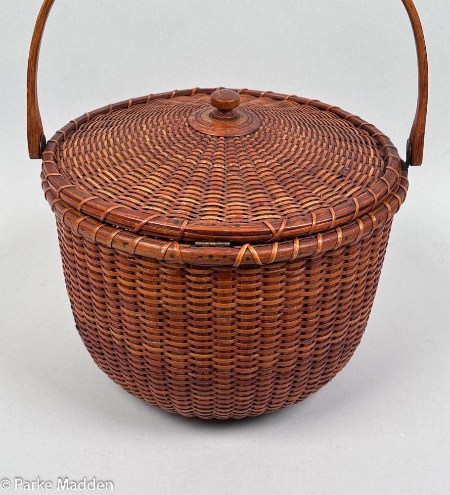 Rare panier ancien couvert Nantucket Lightship par A.D. Williams (1867-1927) vers 1900. Les paniers couverts du bateau-phare de Nantucket comptent parmi les exemples les plus rares et sont très recherchés par les collectionneurs. Celui-ci a été