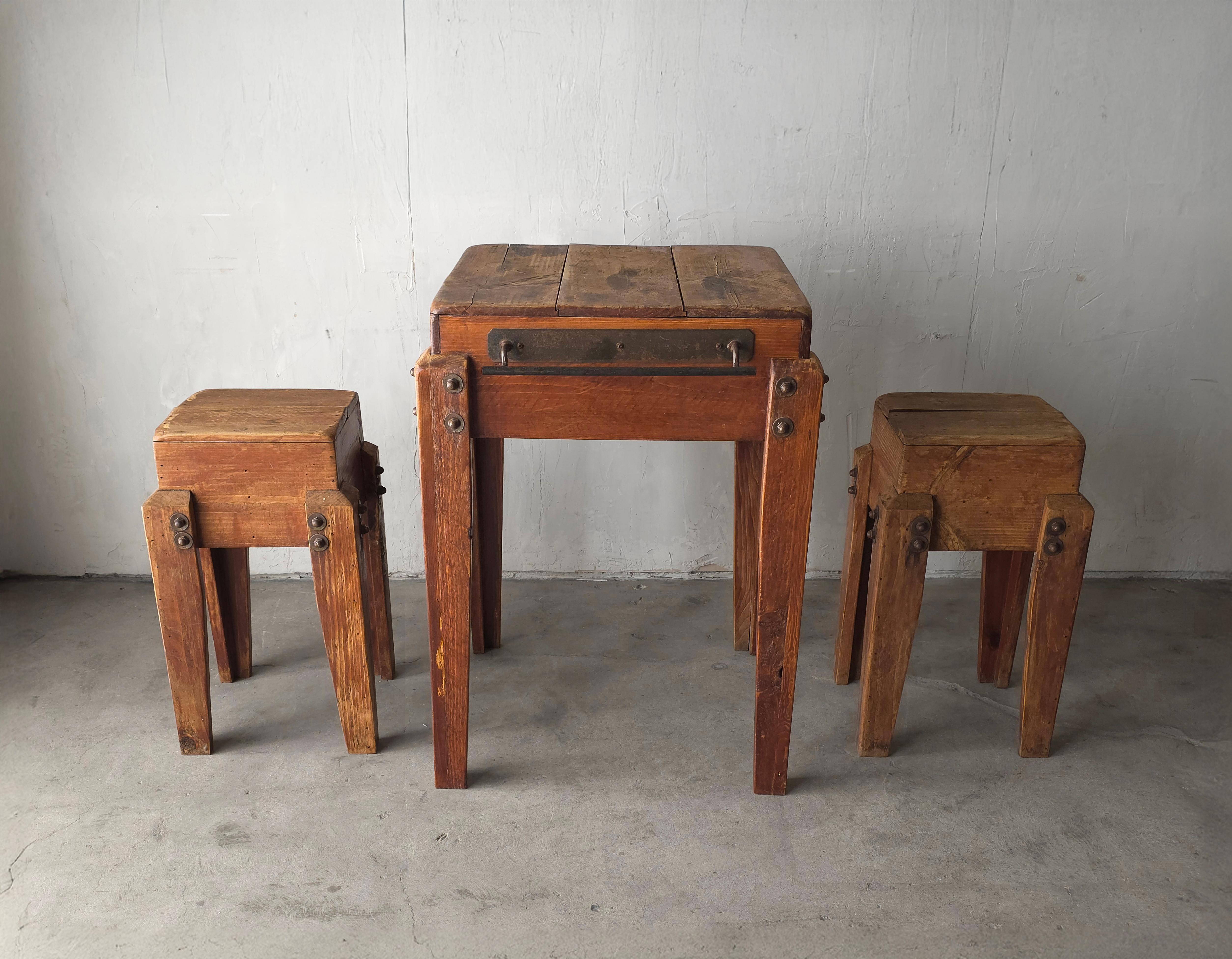 Nos encanta esta mesa y taburetes antiguos de fabricación artesanal.  Un auténtico conjunto wabi sabi.  Parece hecho a mano y muy querido, con mucho carácter debido a los años de uso.  Fabricado en madera maciza con detalles de pernos y