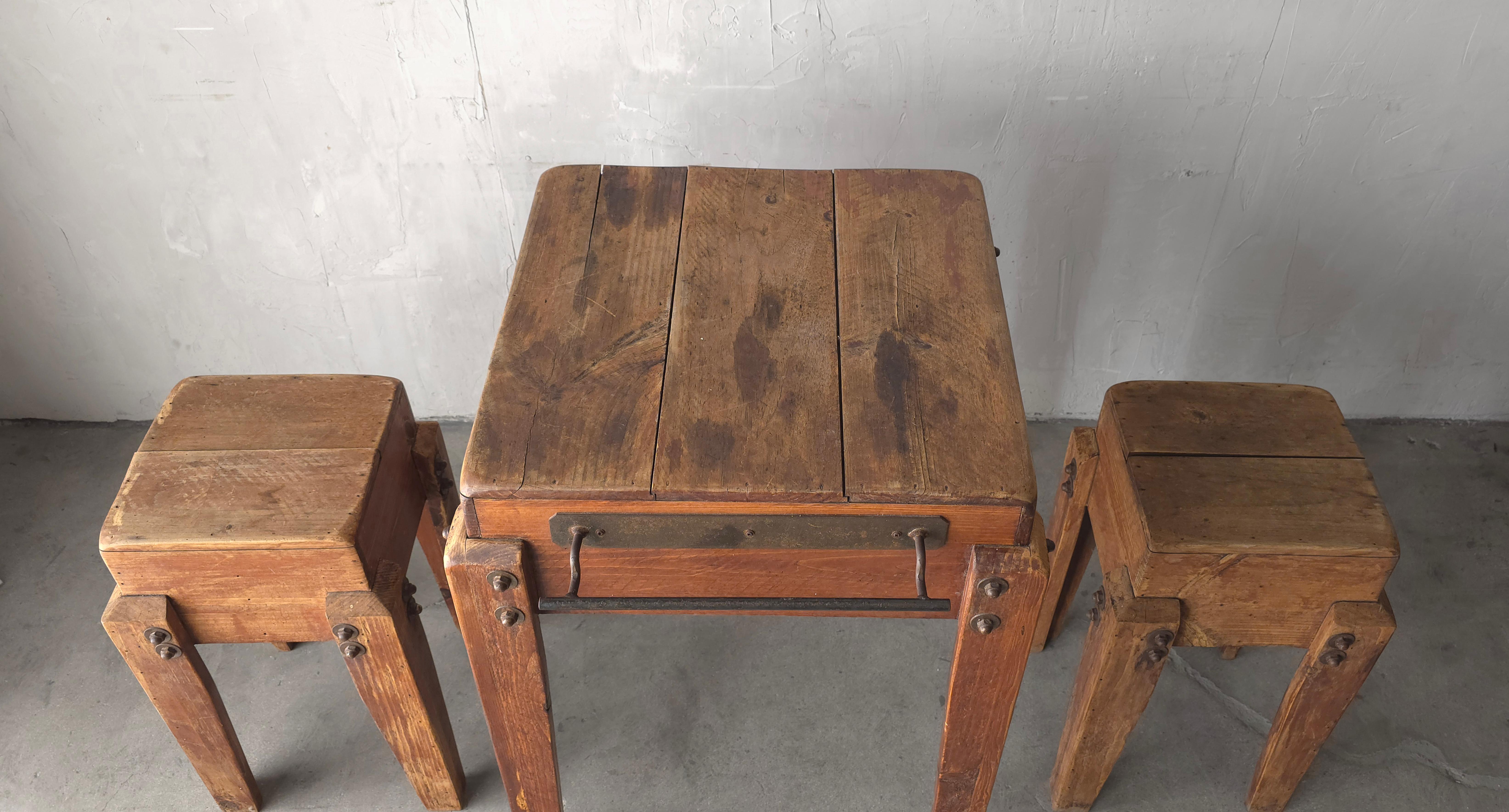 Mesa Alta y Taburetes Wabi Sabi Antiguos de Fabricación Artesana en Bueno estado para la venta en Las Vegas, NV