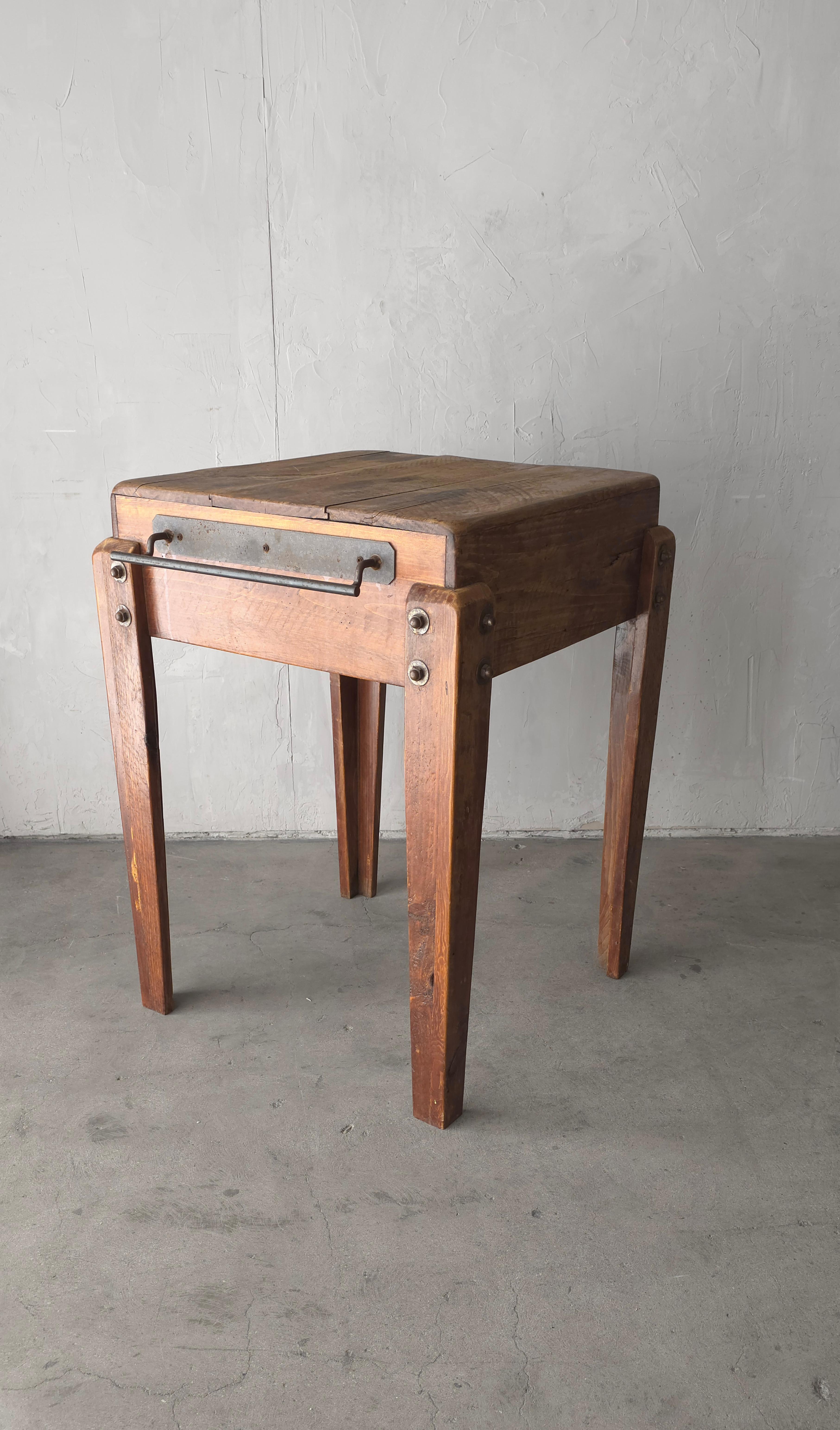 Mesa Alta y Taburetes Wabi Sabi Antiguos de Fabricación Artesana siglo XX en venta