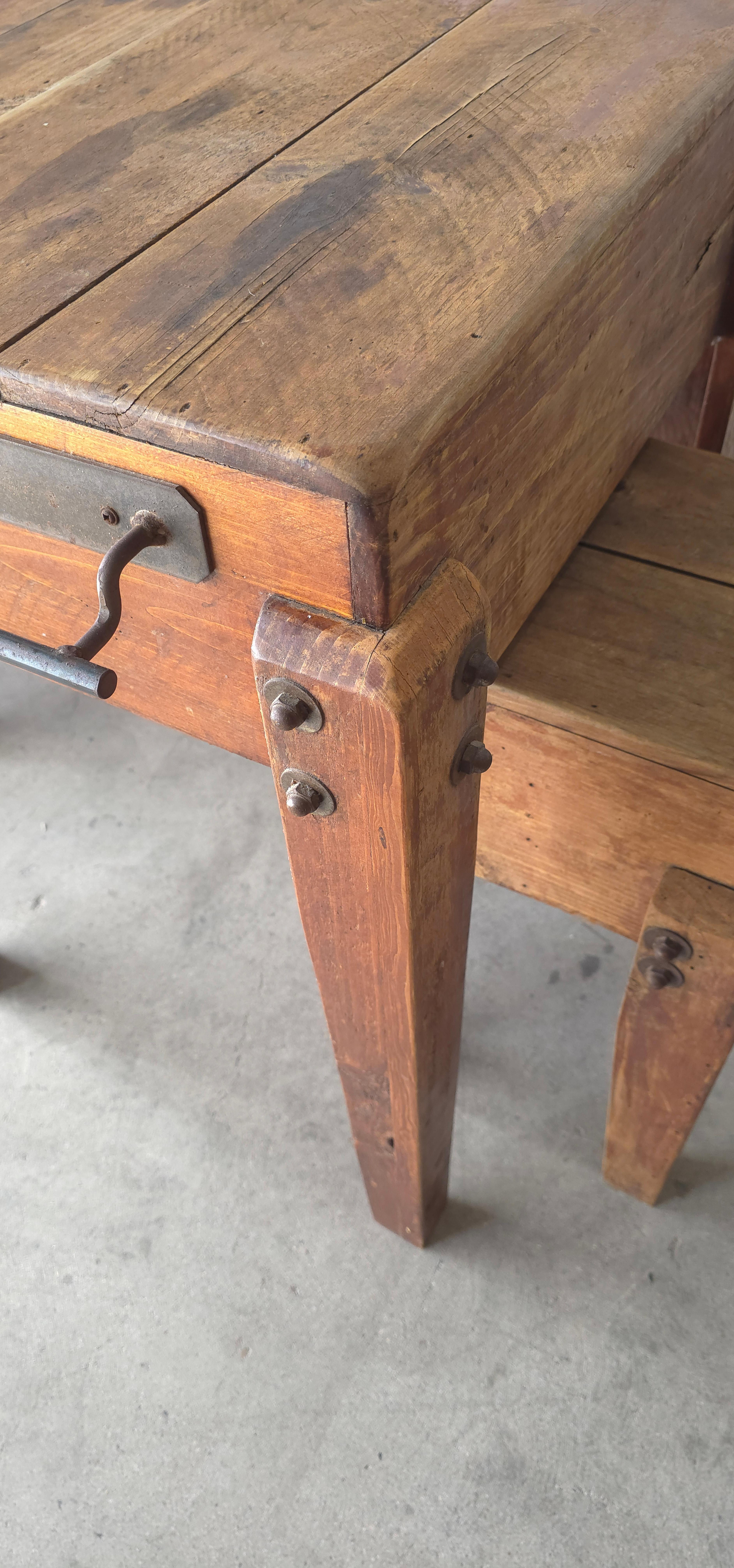Mesa Alta y Taburetes Wabi Sabi Antiguos de Fabricación Artesana Madera en venta