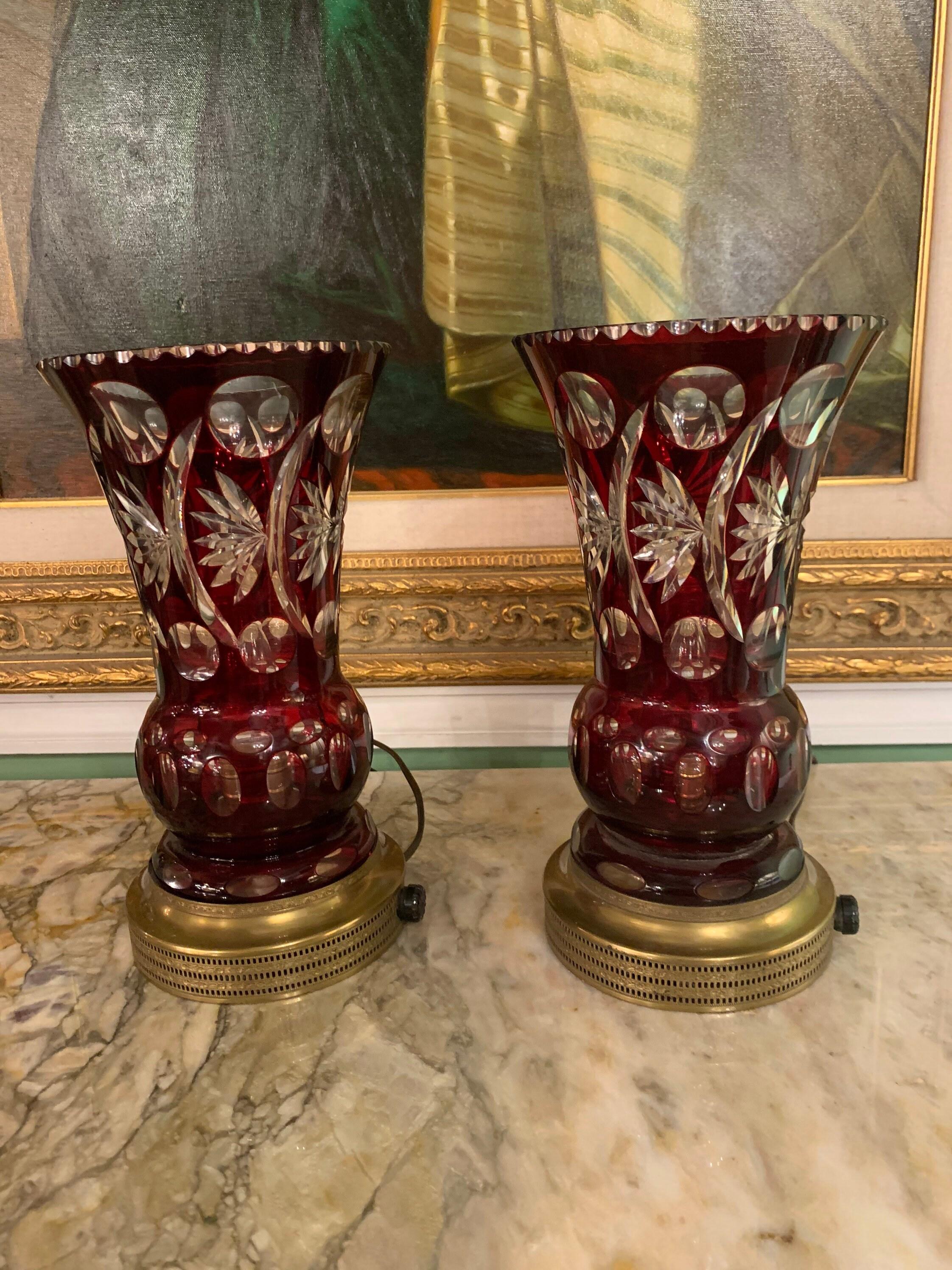 Lámparas de Sobremesa de Cristal Arándano Antiguo - Pareja 

Este par de lámparas de sobremesa eléctricas de cristal de arándano ornamentado aportarán una estética antigua única a tu espacio. Las lámparas de cristal tienen una bonita forma de jarrón