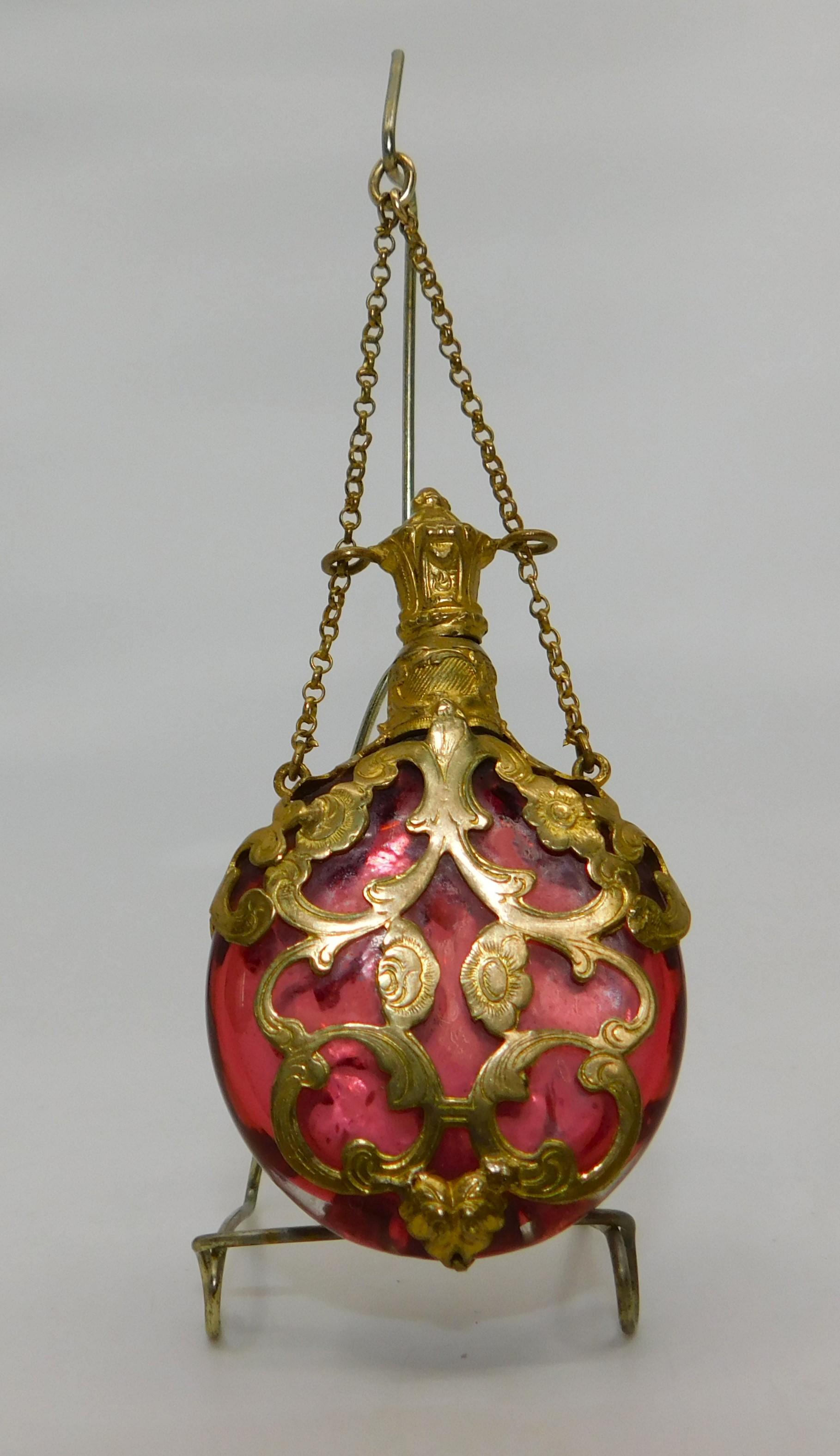 Antike Chatelaine-Parfümflasche aus Preiselbeerglas mit goldenem Filigran, um 1880 (Handgefertigt) im Angebot