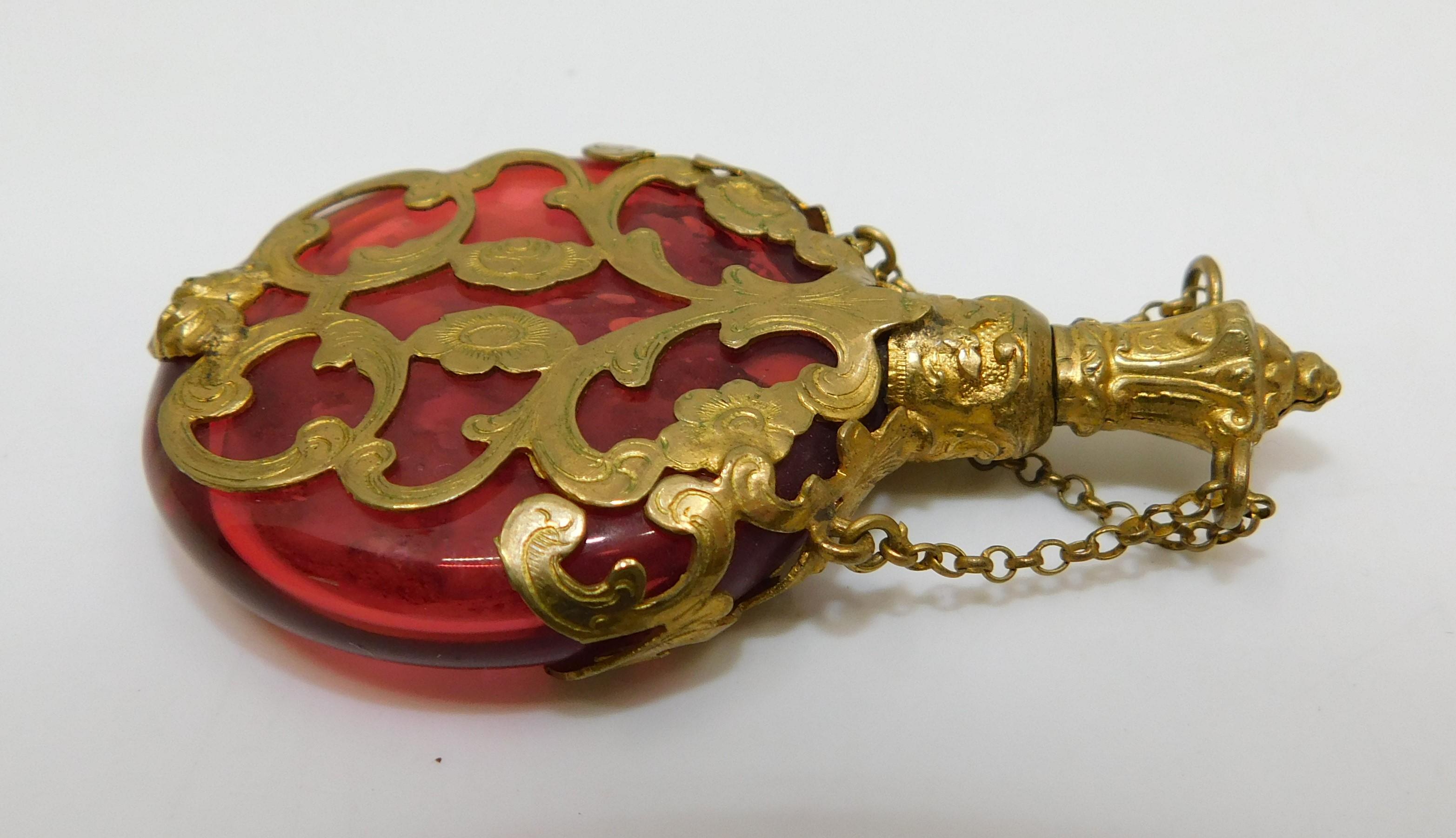 Antike Chatelaine-Parfümflasche aus Preiselbeerglas mit goldenem Filigran, um 1880 im Angebot 1