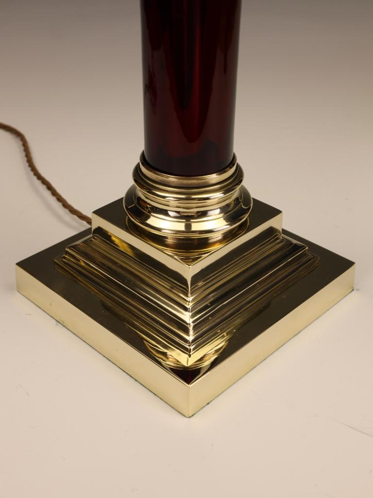 Lampe à colonne corinthienne ancienne en verre Cranberry en vente 5