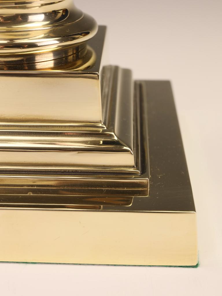 Lampe à colonne corinthienne ancienne en verre Cranberry en vente 6