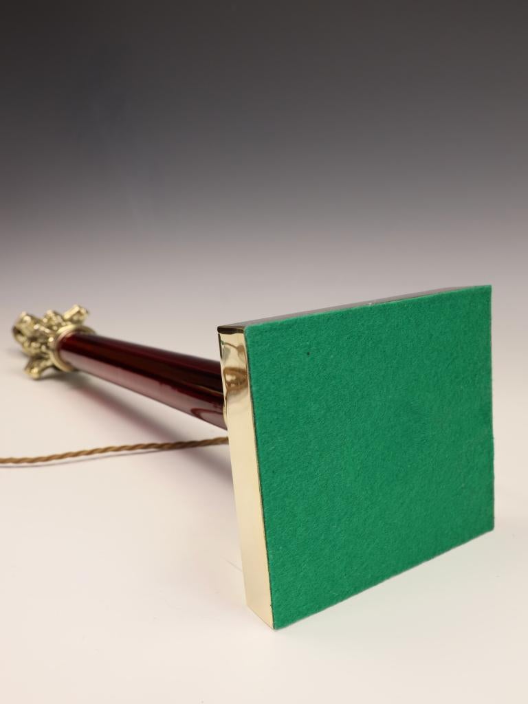 Lampe à colonne corinthienne ancienne en verre Cranberry en vente 7