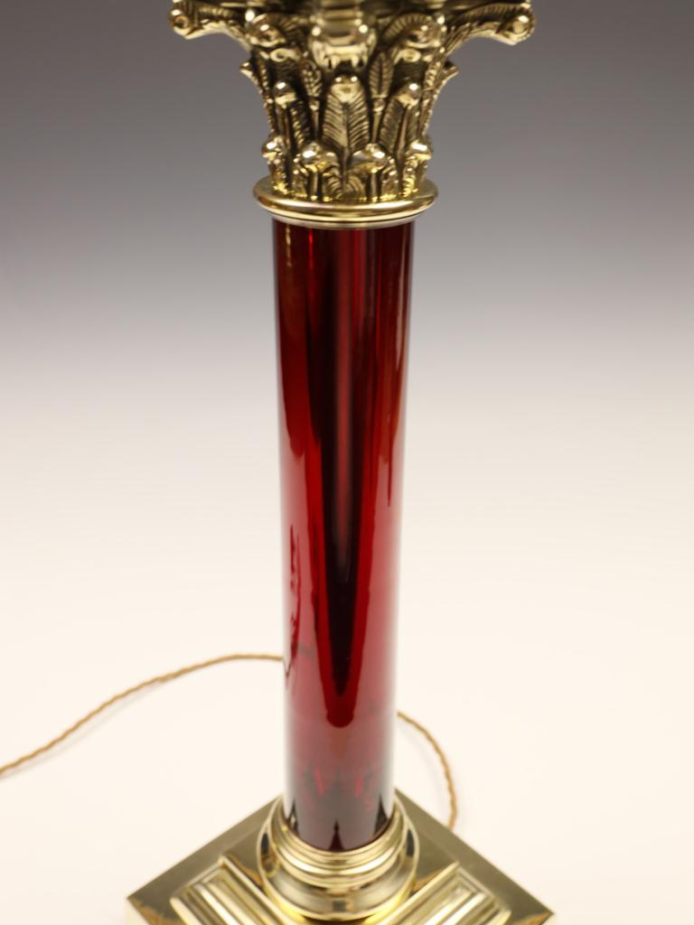 Lampe à colonne corinthienne ancienne en verre Cranberry en vente 8