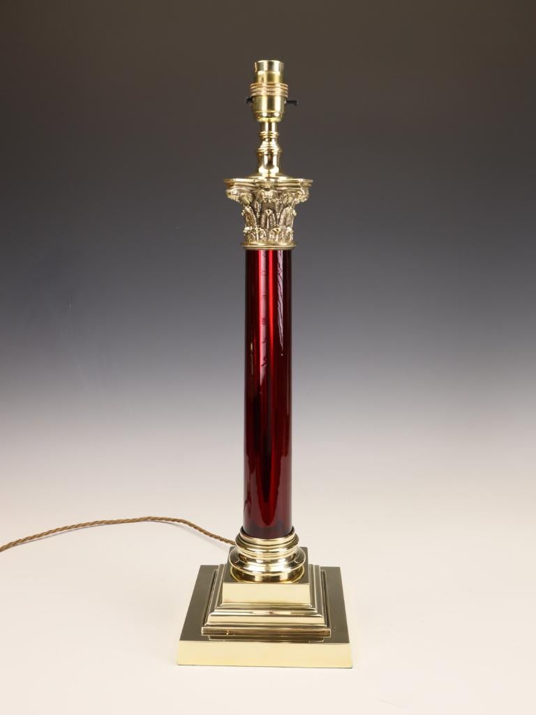 Une pièce d'apparat : Lampe en verre canneberge et laiton doré de la fin de l'époque victorienne
Cette imposante lampe de table est une pièce exceptionnelle de l'éclairage domestique de la fin du XIXe siècle, qui reflète parfaitement l'amour de