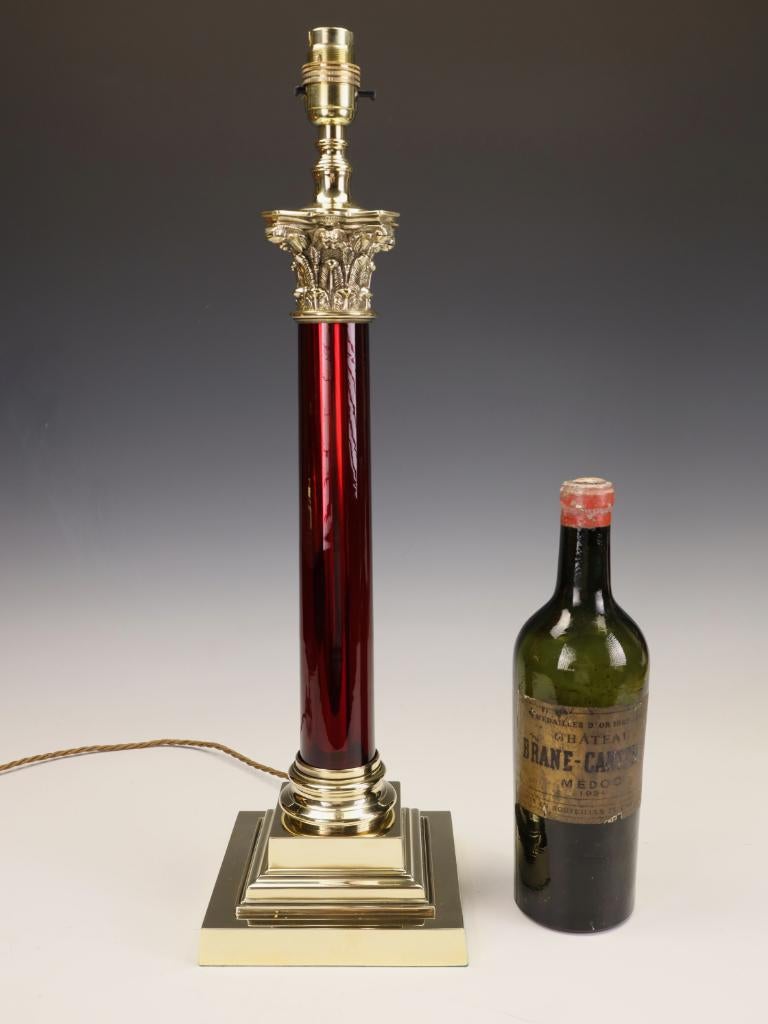 Lampe à colonne corinthienne ancienne en verre Cranberry Bon état - En vente à Lincoln, GB