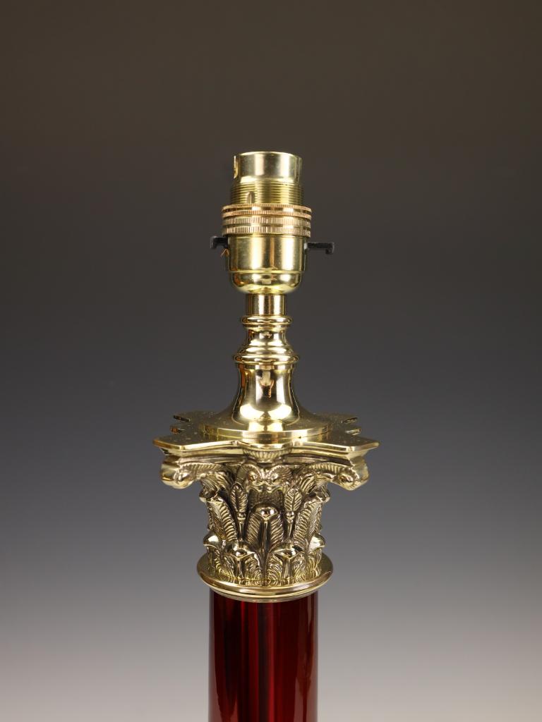 XIXe siècle Lampe à colonne corinthienne ancienne en verre Cranberry en vente