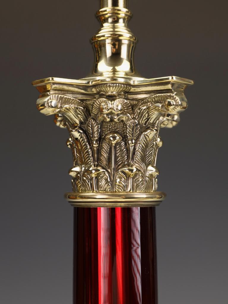 Laiton Lampe à colonne corinthienne ancienne en verre Cranberry en vente