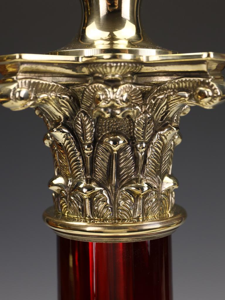 Lampe à colonne corinthienne ancienne en verre Cranberry en vente 1