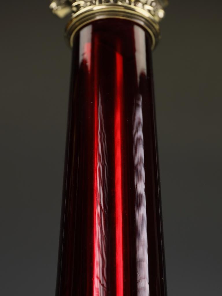 Lampe à colonne corinthienne ancienne en verre Cranberry en vente 2