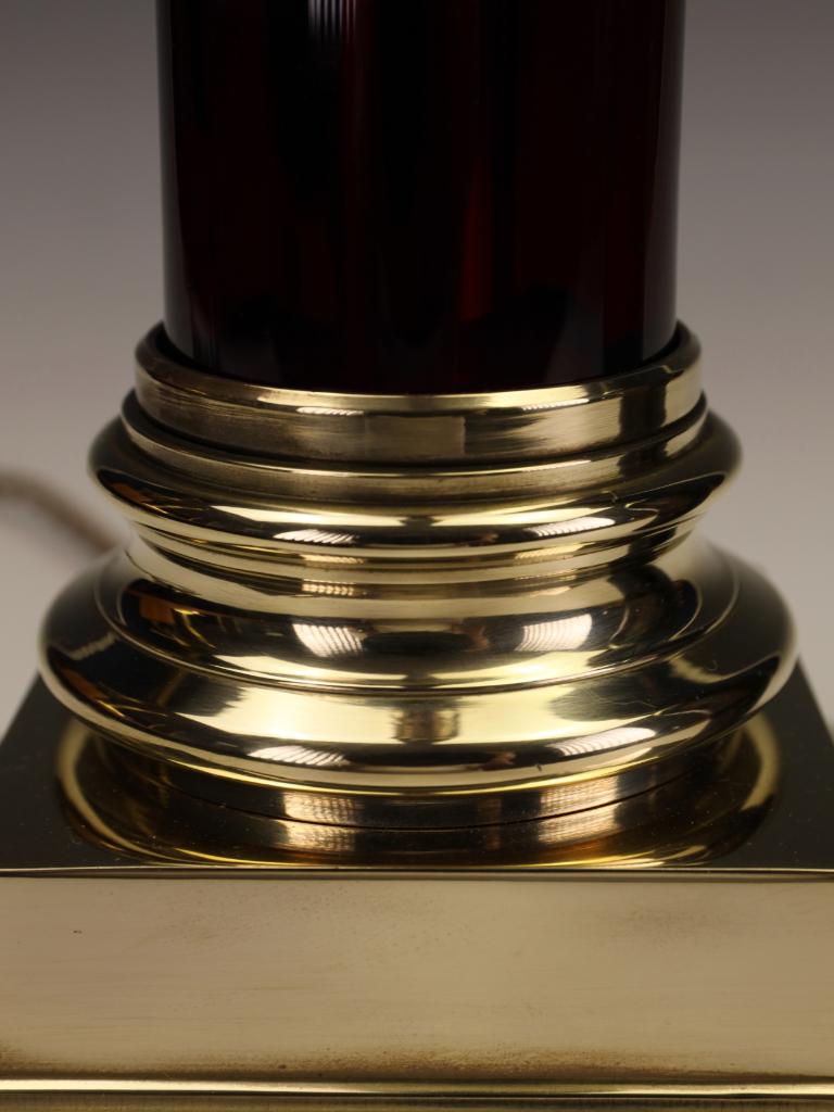 Lampe à colonne corinthienne ancienne en verre Cranberry en vente 3