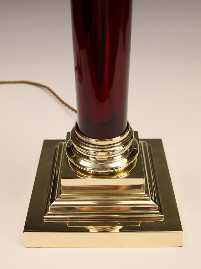 Lampe à colonne corinthienne ancienne en verre Cranberry en vente 4