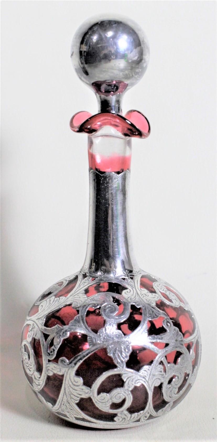 Art déco Flacon de parfum ou de parfum ancien en verre canneberge avec incrustation d'argent gravé en vente