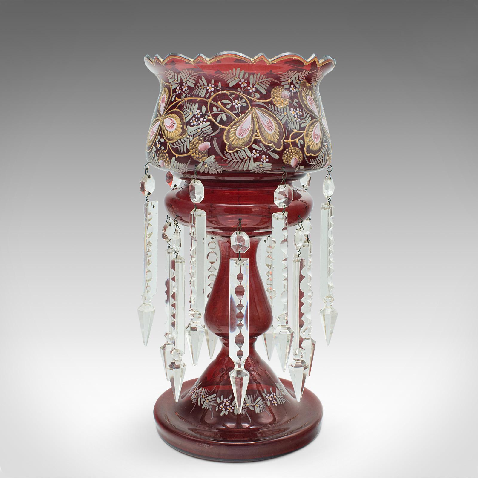 Dies ist ein antiker Cranberry-Lüster. Eine englische, dekorative Kerzenlampe aus Glas und Kristall, aus der späten viktorianischen Zeit, um 1900.

Wunderschöne Farbtiefe und auffallender Kristallglanz
Zeigt eine wünschenswerte gealterte Patina und