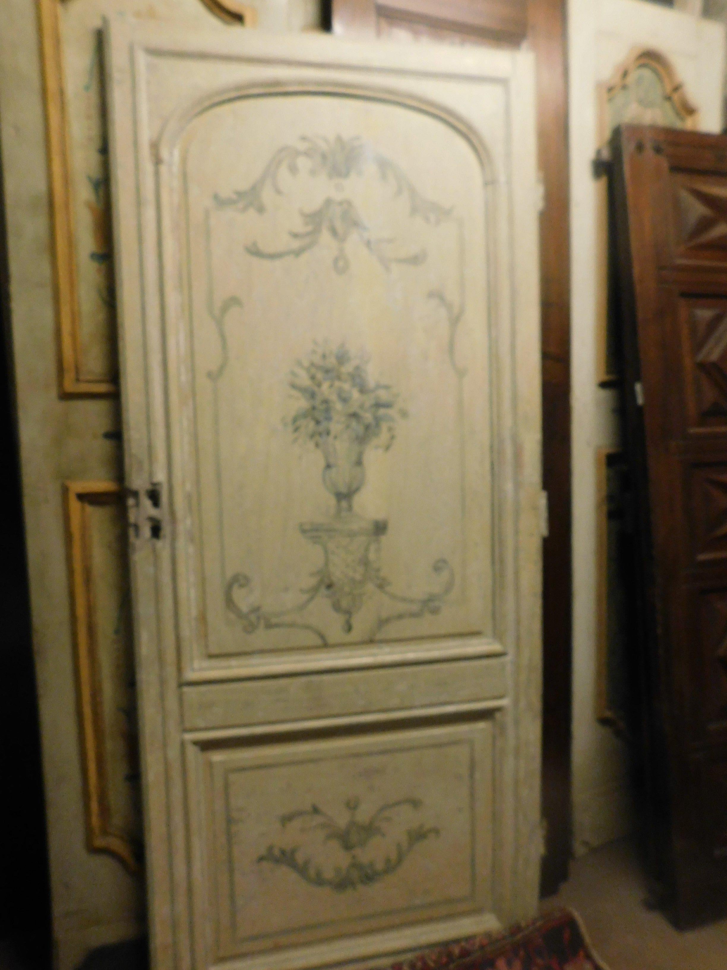 Antique cream lacquered wooden door, handmade blue paintings with vegetation and rich curves of Italian baroque, painted and beautiful on both sides, coming from the noble house of the 1700 central Italy.
To be restored in the lock and without a