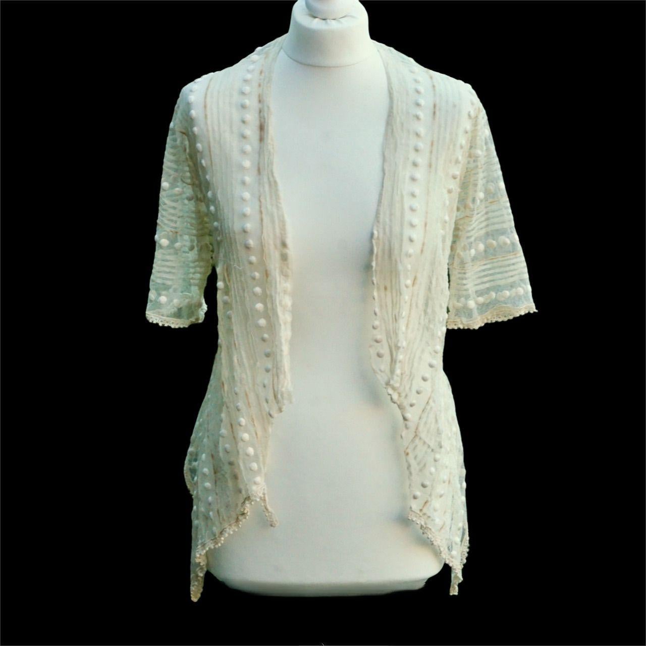 Veste ancienne en dentelle crème plissée et motif circulaire en tissu en vente 2