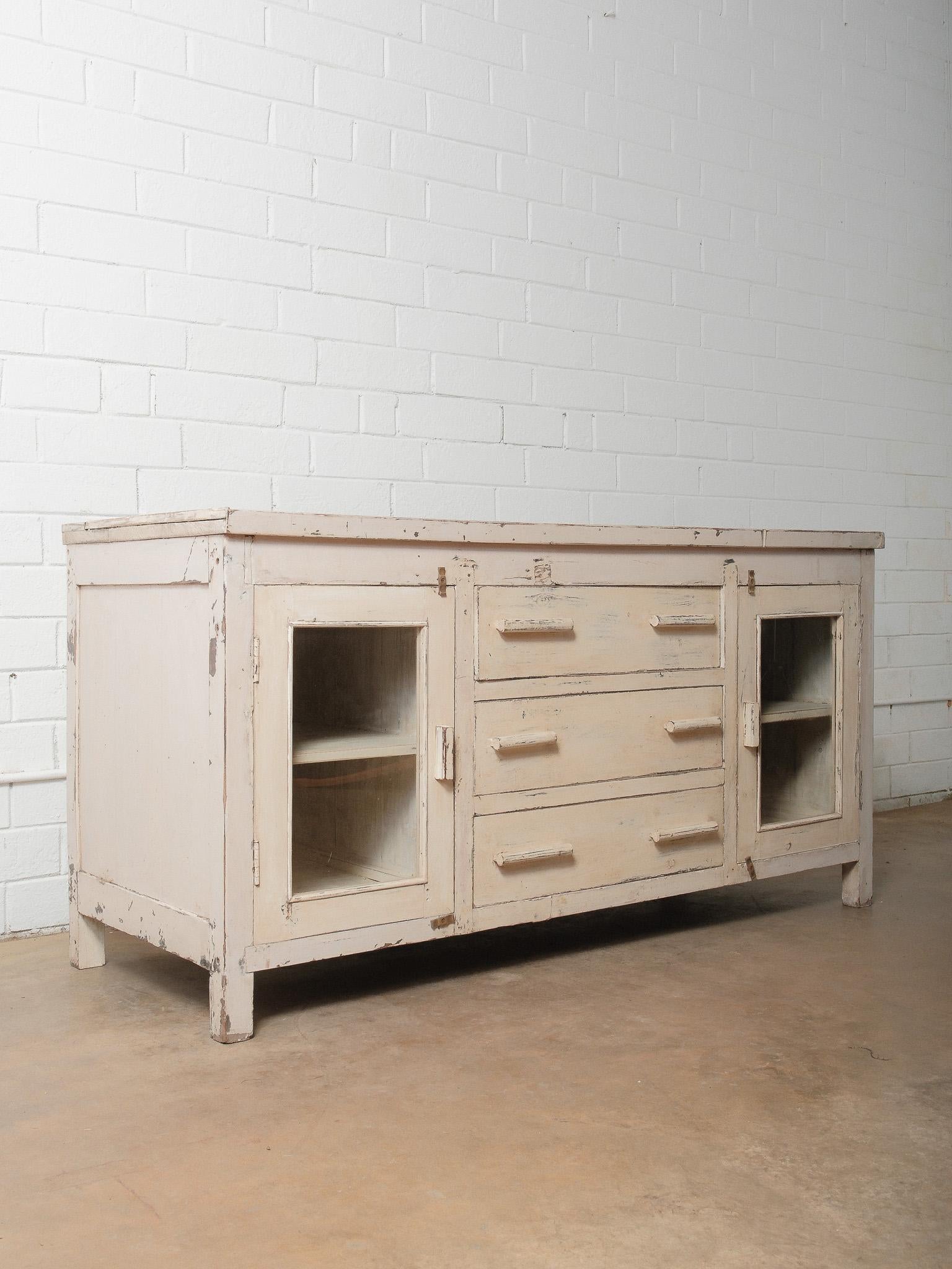 Rustique Buffet ancien en bois peint crème avec portes en verre en vente