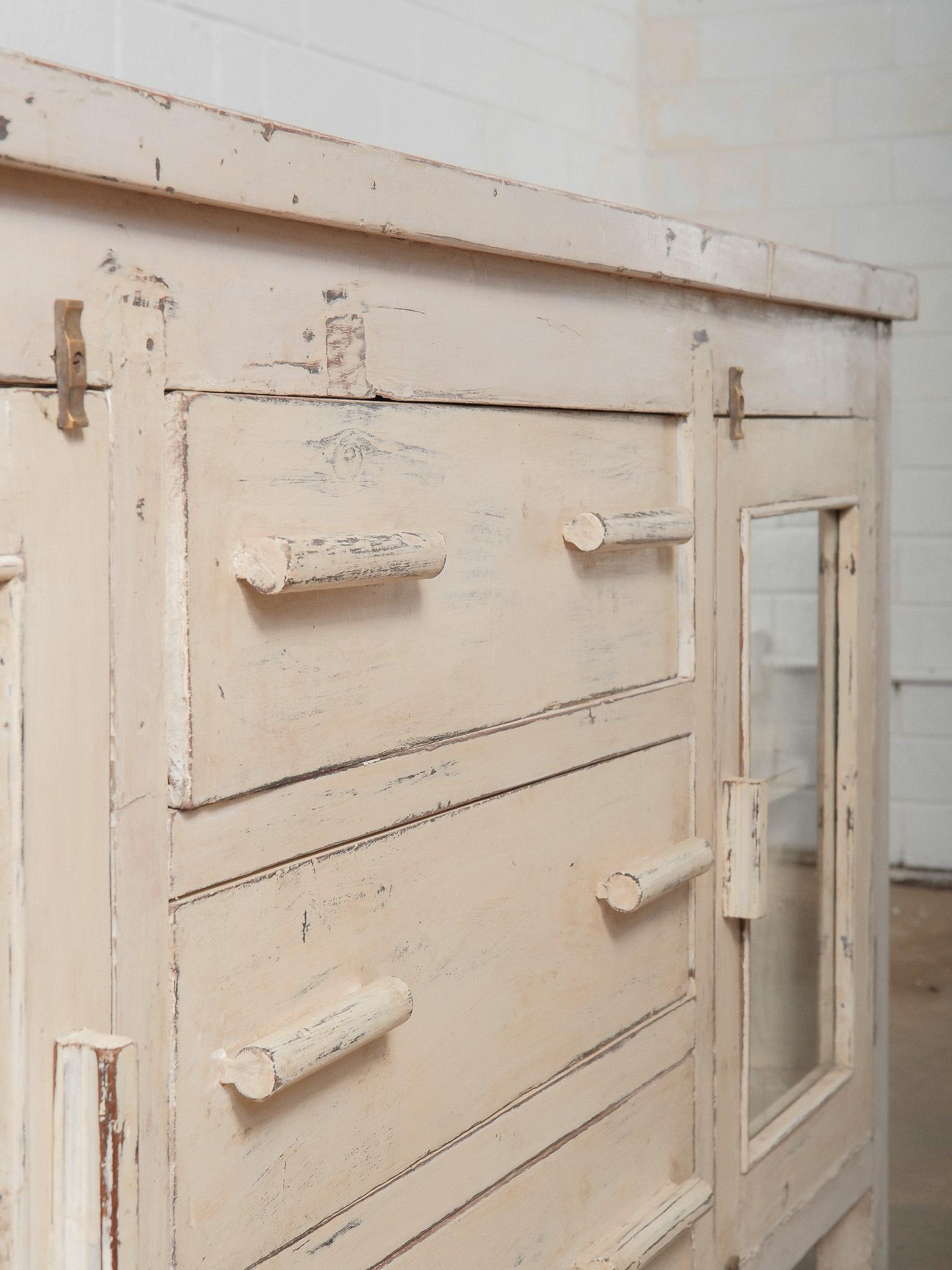 Indien Buffet ancien en bois peint crème avec portes en verre en vente