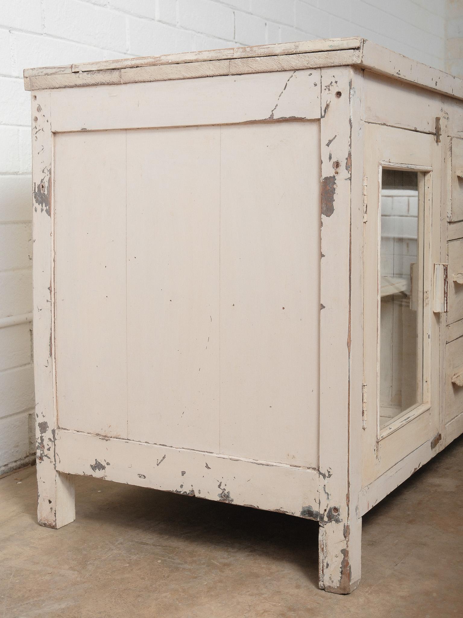 Peint Buffet ancien en bois peint crème avec portes en verre en vente