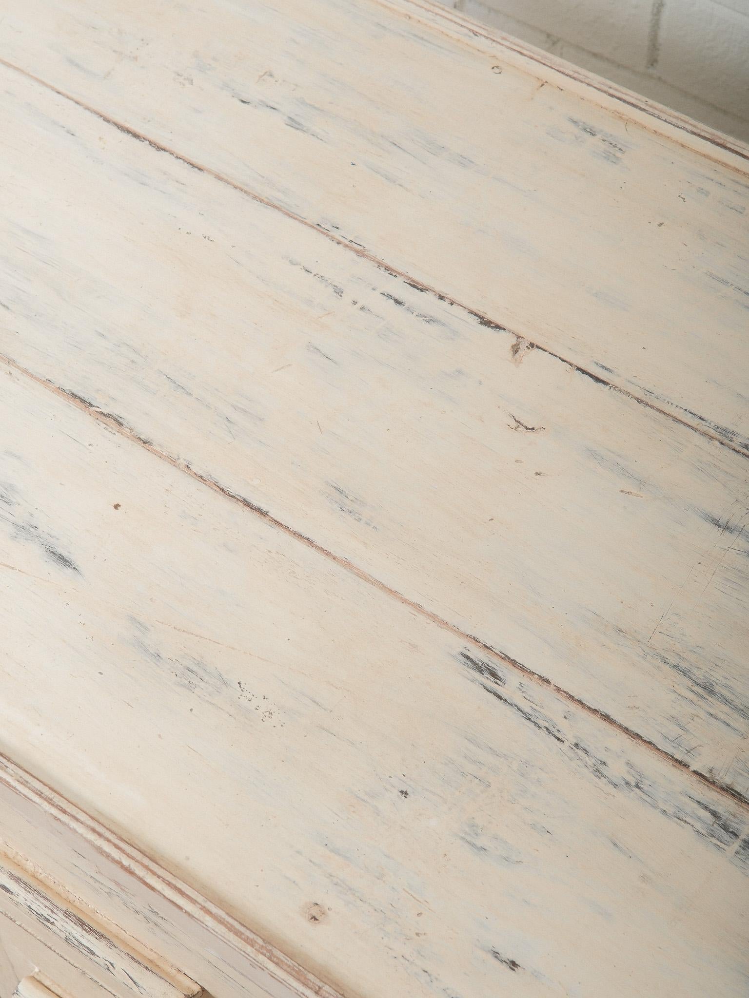 Buffet ancien en bois peint crème avec portes en verre Bon état - En vente à High Point, NC