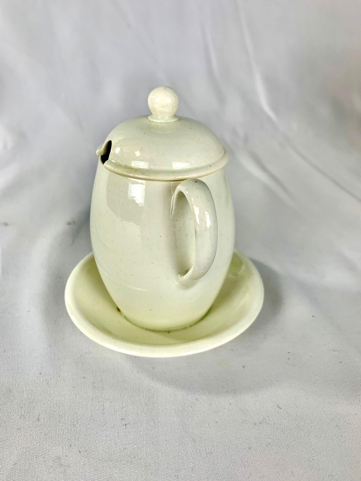 Neoclassico Antico vaso di senape Creamware con coperchio e supporto, Inghilterra, CIRCA 1810 in vendita