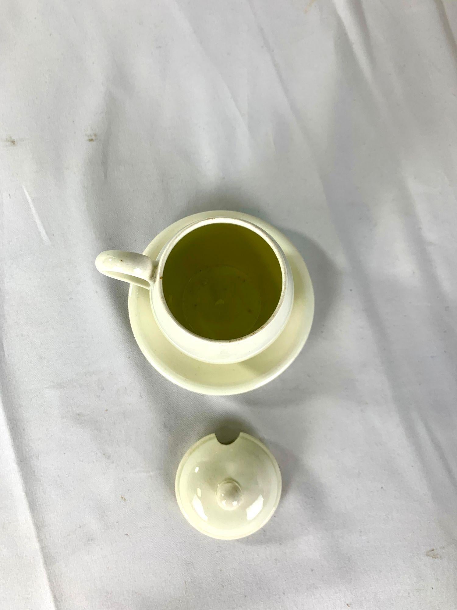 Stampato Antico vaso di senape Creamware con coperchio e supporto, Inghilterra, CIRCA 1810 in vendita