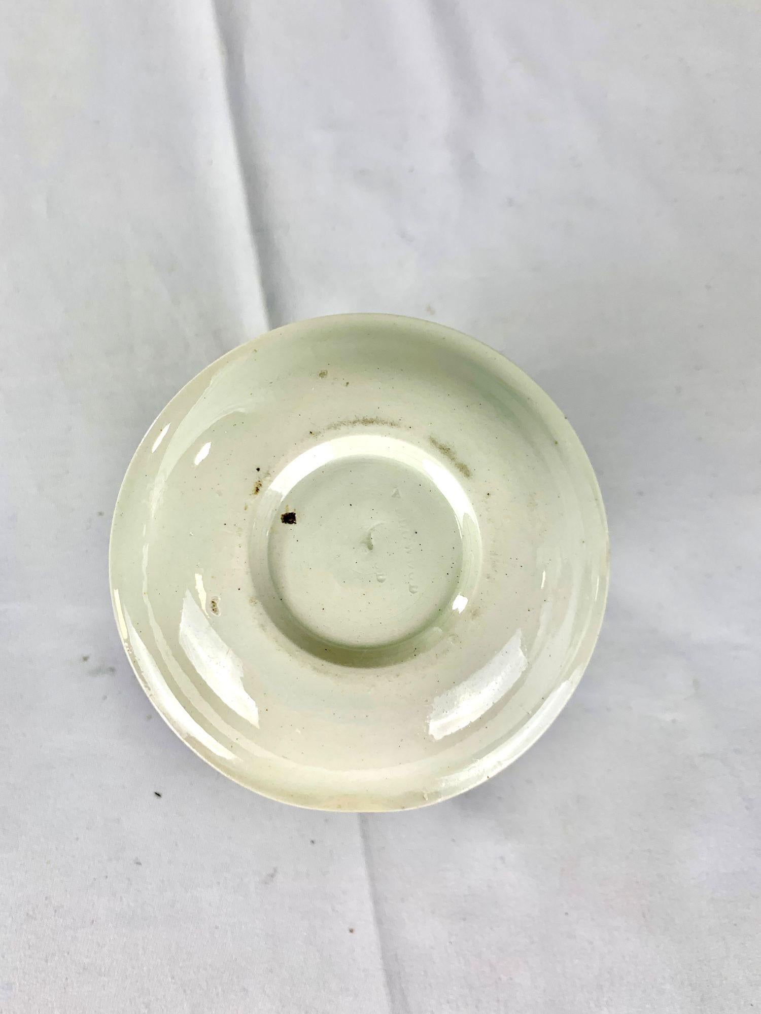 Antico vaso di senape Creamware con coperchio e supporto, Inghilterra, CIRCA 1810 In condizioni ottime in vendita a Katonah, NY
