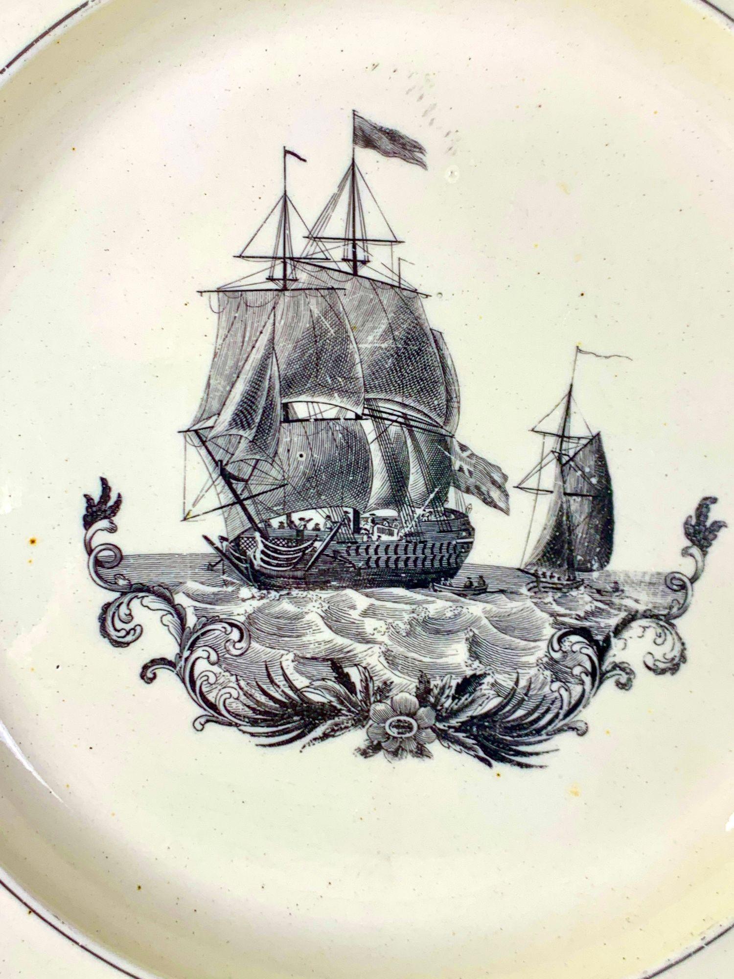 Questo piatto inglese in crema, realizzato intorno al 1805, presenta una suggestiva immagine centrale di un veliero completamente armato, stampata a trasferimento in nero.
La scena marittima mostra una grande nave inglese a gonfie vele su un mare