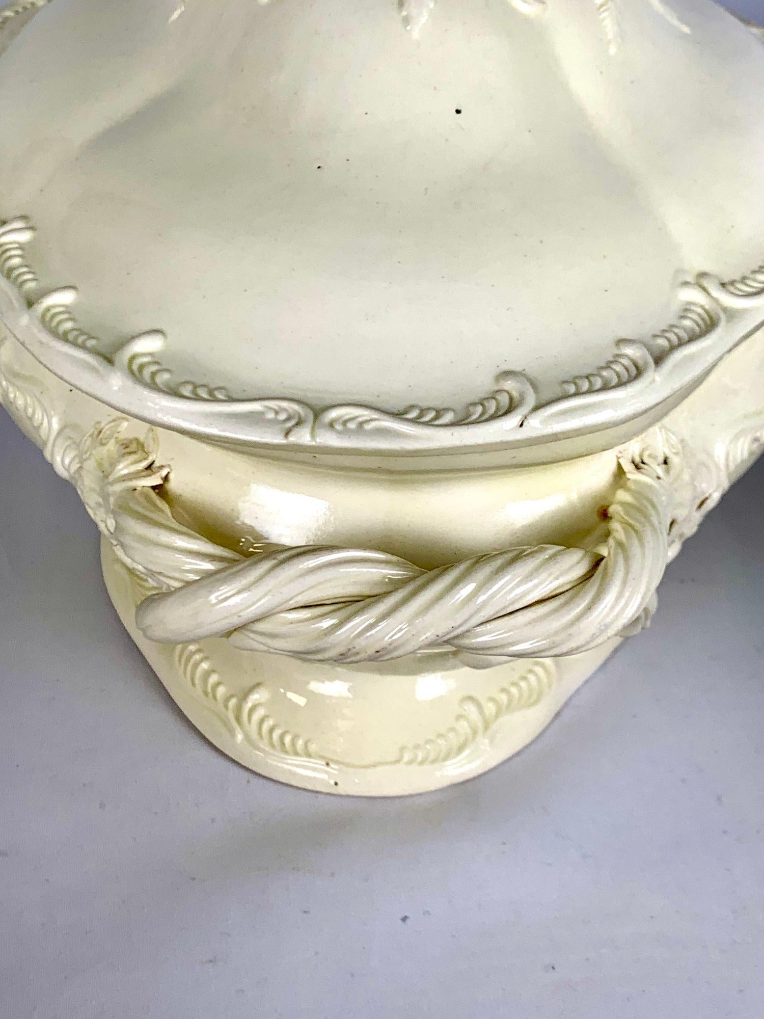 Antique English Creamware Tureen by Leeds Pottery, Made Circa 1780 In Excellent Condition In Katonah, NY
