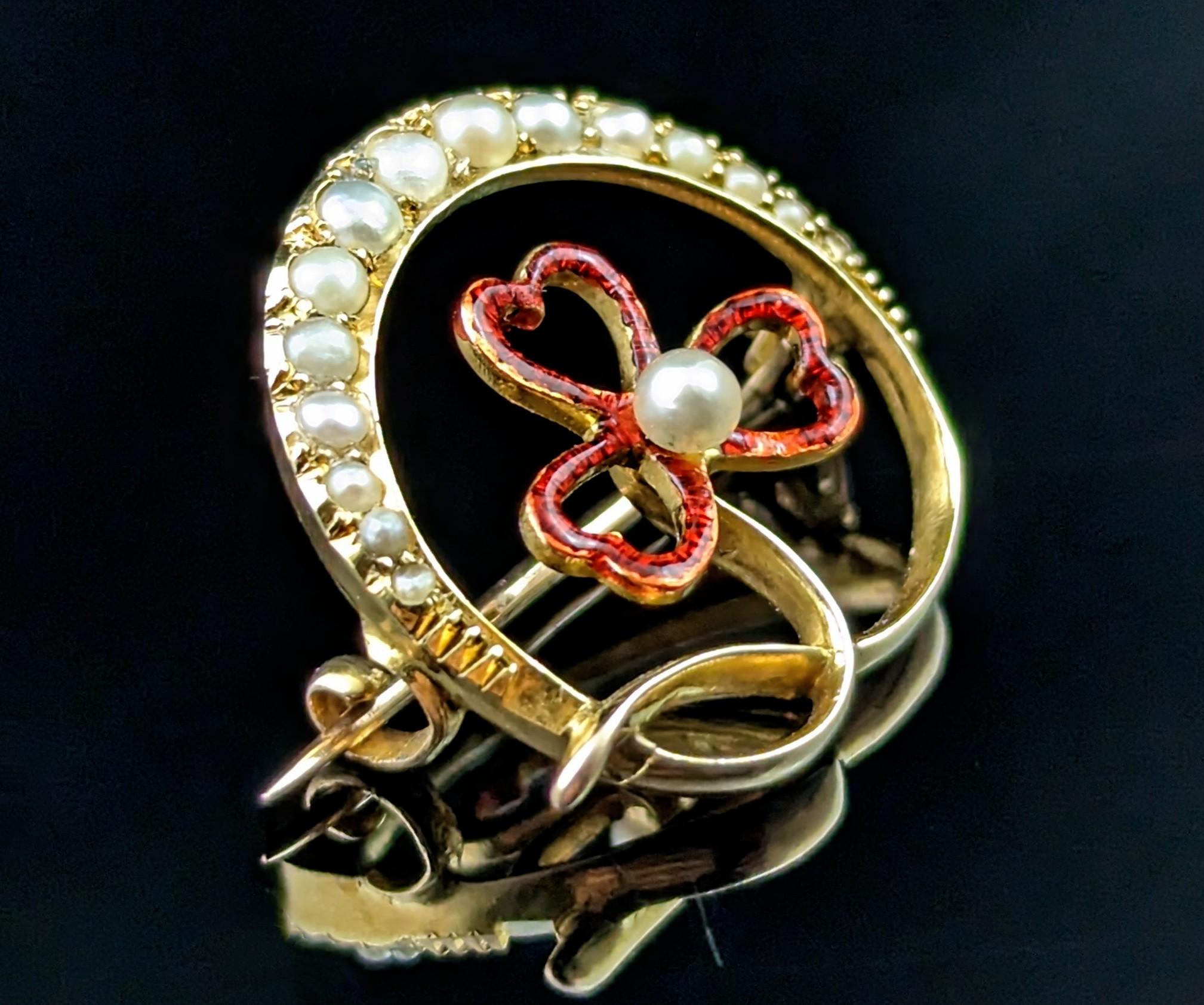 Art nouveau Broche ancienne Crescent and Shamrock, perle et émail rouge, or 15 carats  en vente