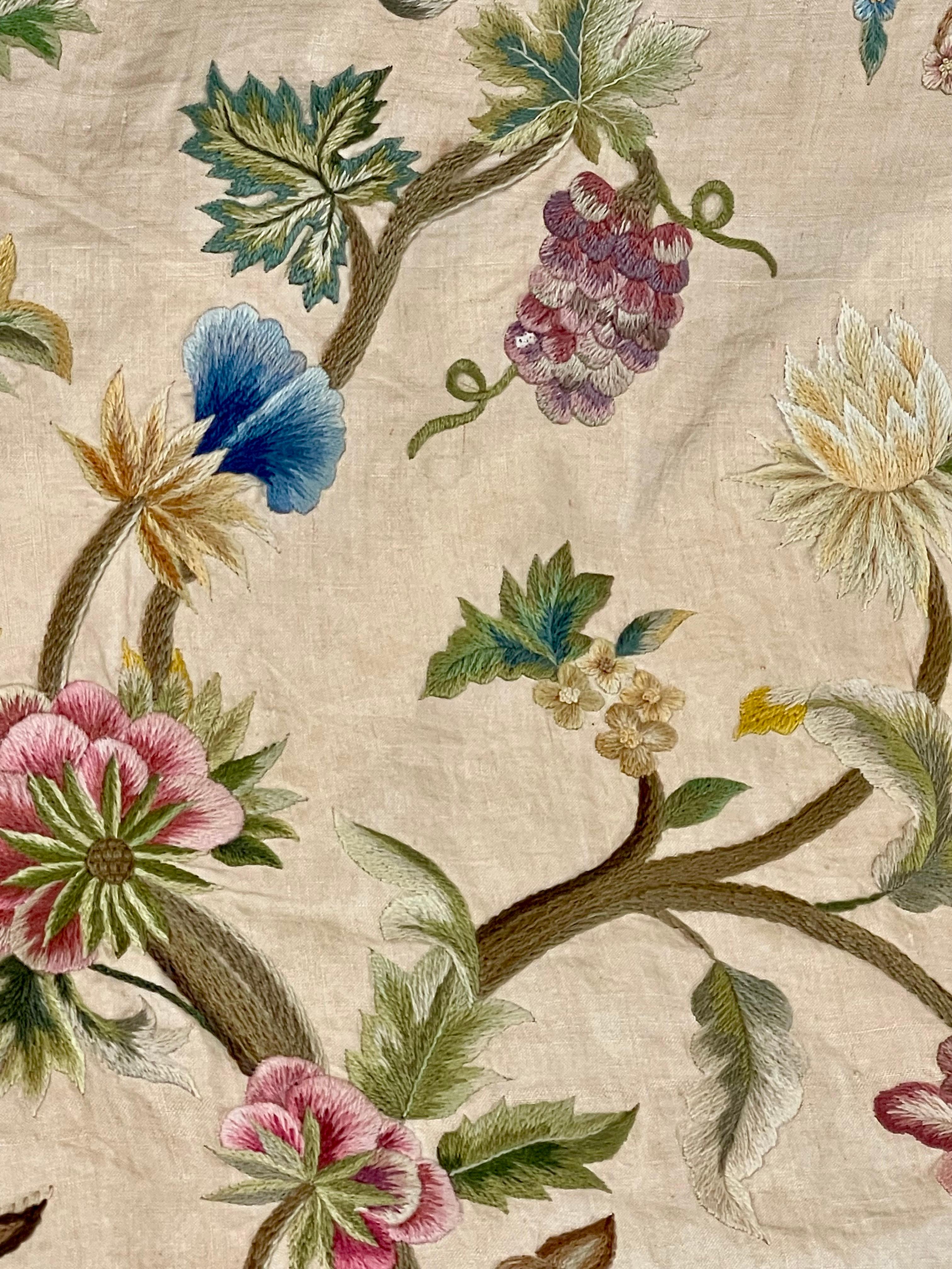 Cubierta antigua de Crewelwork Artes y Oficios ingleses siglo XX
