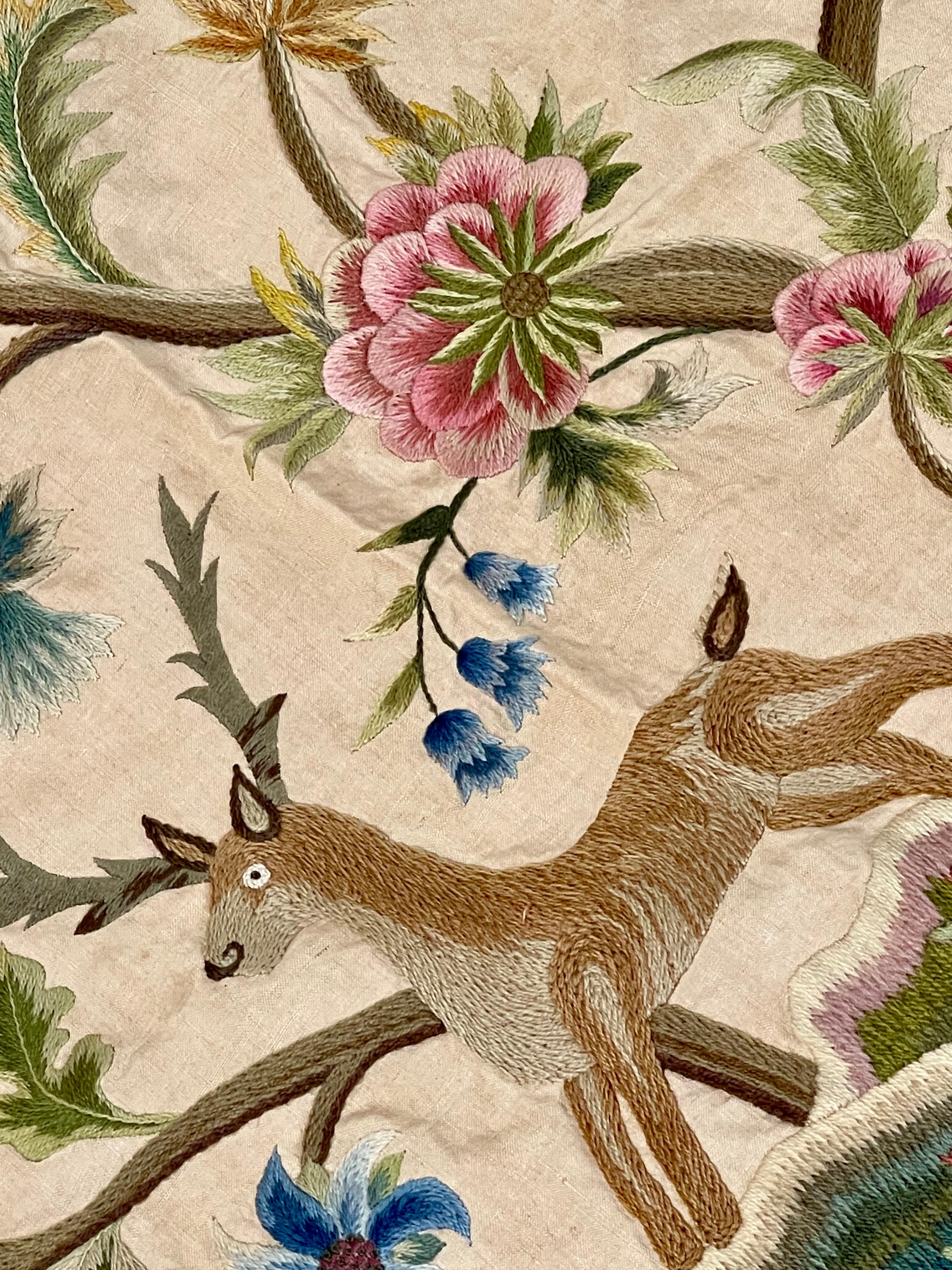 Cubierta antigua de Crewelwork Artes y Oficios ingleses 1