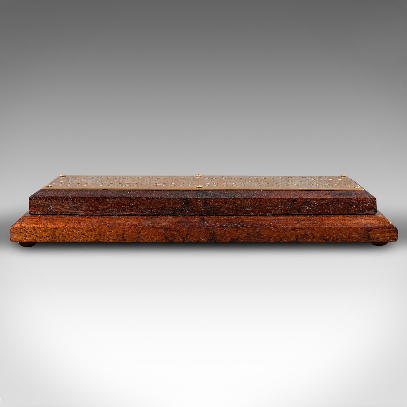 Mid-Century moderno Antica tavola da cribbage, inglese, Oak, ottone, tabellone per giochi di carte, Circa 1920 in vendita