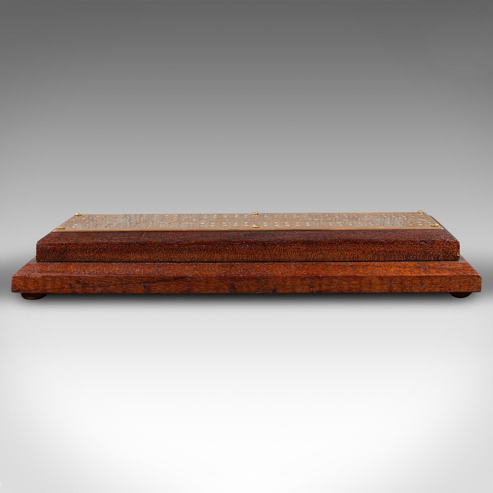 Britannico Antica tavola da cribbage, inglese, Oak, ottone, tabellone per giochi di carte, Circa 1920 in vendita